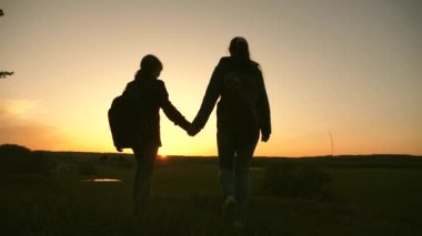 Takım çalışması anne ve kızı bir sırt çantası ile tatil seyahat, ellerini kaldırın. tepe, dağlar tepesinde sahne hayran. takım çalışması Hiker kızlar, zafer kutluyor, ellerini yükseltmek