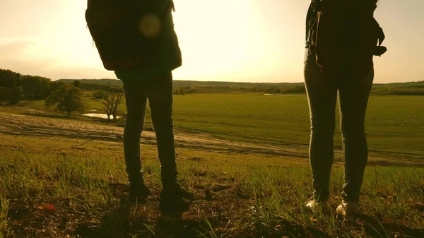 Mutter und Tochter fahren im Urlaub mit dem Rucksack durch den Wald, heben die Hände nach oben. Wandermädchen heben die Hände, feiern den Sieg und genießen die Landschaft. — Stockfoto