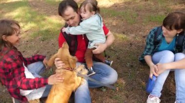 Bir kamp gezisinde bir köpek ve çocuklar ile mutlu bir aile. Tasasız gençler bir gün izinde babalarıyla birlikte. Yürüyüş. Tatil. Bir köpek yetiştiricisi bir köpek ve çocuklar bir yürüyüş için.