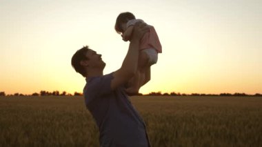 Babam kızını havaya fırlatıyor. ebeveynleri ile mutlu çocukluk çocuğu. Babam çocuğu havaya fırlattı. Mutlu bir aile kavramı. Babam bebekle oynuyor. baba ve çocuk takım çalışması.