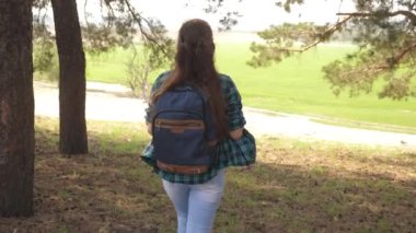 Omuzlarında bir sırt çantası ve bir köpek ile Seksi gezgin kız özgürlük zevk tarafına kollarını doğrular. Köpek yetiştiricisi onun sevgili köpek ile yürüyüş.