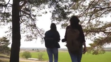 Mutlu kızlar dans aptal serbest stil dans kadın doğa seyahat macera en iyi arkadaş kutluyor zevk