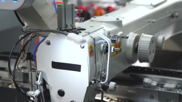 Computer controlla la macchina da cucire. La robotica lavora nella linea di produzione sartoriale. Macchina per cucire robot. macchina da cucire automatica. ricamo ad ago su finta pelle . — Video Stock