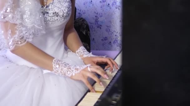 Las manos de la niña en guantes blancos con una hermosa manicura tocan el piano. Toca la melodía en las notas. Negocio musical. Primer plano — Vídeos de Stock