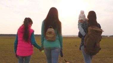 çocuklu mutlu aile sırt çantaları ile seyahat. birbirine sıkı sıkıya bağlı bir ailenin takım çalışması. anne, küçük çocuk ve kızları ve evcil hayvan turistler. Doğada bir spor aile tatili kavramı.