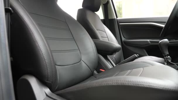 Hermoso diseño interior del coche de cuero. asientos delanteros de cuero sintético en el coche. asientos de cuero de lujo en el coche. Cubiertas de asiento de cuero negro en el coche . — Vídeo de stock