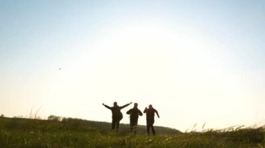 Sırt çantaları ile mutlu turistler koşmak ve ellerini sallamak. neşeli gezginler güneşe tek er teker koşarlar. Yavaş çekim. iş adamlarının takım çalışması. iş ekibi kazanmak ve başarılı olmak için acele.
