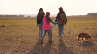 anne, kız ve ev evcil hayvan turistler. Sırt çantalı aile bir köpekle seyahat eder. birbirine sıkı sıkıya bağlı bir ailenin takım çalışması. doğada bir spor aile tatili kavramı.