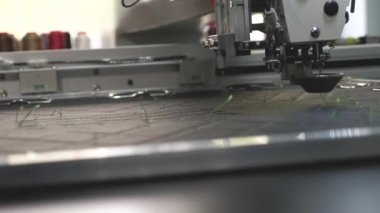 Robot dikiş makinesi. suni deri üzerinde otomatik makine nakış deseni. Robotik terzilik üretim hattında çalışır. bilgisayar dikiş makinesini kontrol eder. otomatik dikiş makinesi.