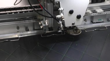 suni deri üzerinde otomatik makine nakış deseni. Robotik terzilik üretim hattında çalışır. Robot dikiş makinesi. bilgisayar dikiş makinesini kontrol eder. otomatik dikiş makinesi.