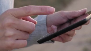 deushkas parmakları tablet boyunca parmaklarını kılavuzu. iş kadını e-posta kontrol eder. Parkta gün batımında tablet üzerinde çalışan iş kadını. Alanında tabletle çalışan agronomist.