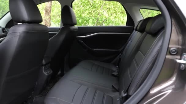 Cubiertas de asiento de cuero negro en el coche. asientos traseros de cuero artificial en el coche. hermoso diseño interior del coche de cuero. asientos de cuero de lujo en el coche . — Vídeo de stock