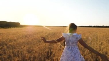 oynama ve alanında karşı güzellikteki bir vadinin, ağır çekim Olgun buğday dans mutlu küçük kız