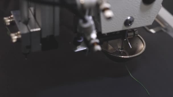 Robot symaskin. automatisk symaskin. Robotics arbetar i skrädderi produktionslinjen. Datorn styr symaskinen. nål Broderi mönster på konstläder. — Stockvideo