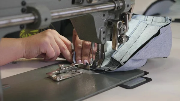 Prozess des Nähens von Lederwaren. die Nadel der Nähmaschine in Bewegung. Zwei Nadeln der Nähmaschine bewegen sich schnell auf und ab, aus nächster Nähe. Schneiderin näht schwarzes Leder in Nähwerkstatt. — Stockfoto