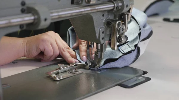 Processus de couture des articles en cuir. L'aiguille de la machine à coudre en mouvement. deux aiguilles de la machine à coudre se déplace rapidement de haut en bas, gros plan. Couture sur mesure cuir noir dans un atelier de couture . — Photo