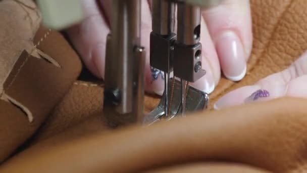 Aguja de la máquina de coser en movimiento, primer plano. dos agujas de la máquina de coser se mueve rápidamente hacia arriba y hacia abajo. proceso de coser artículos de cuero. Sastre cose cuero negro en un taller de costura . — Vídeo de stock