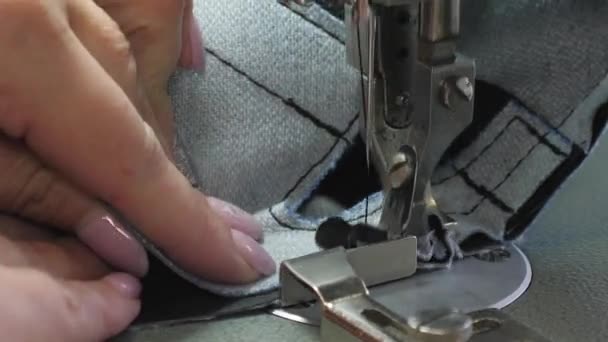 Aiguille de la machine à coudre se déplace rapidement de haut en bas. processus de couture des articles en cuir. Couture sur mesure cuir noir dans l'atelier de couture. aiguille de la machine à coudre en mouvement, gros plan . — Video