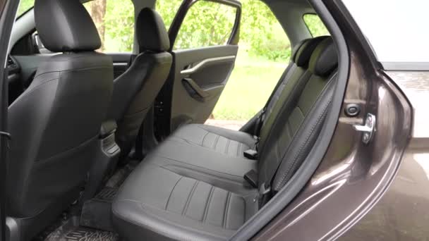 Hermoso diseño interior del coche de cuero. asientos de cuero de lujo en el coche. Cubiertas de asiento de cuero negro en el coche. asientos traseros de cuero artificial en el coche . — Vídeos de Stock