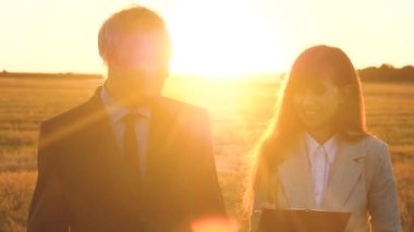 takım çalışması ve zafer. iş adamı ve iş kadını takım çalışması planını tartışıyor. alanında bir çiftçi ve tarım uzmanının ortak çalışması. iş adamları ekibi zafer ve başarı gitmek.