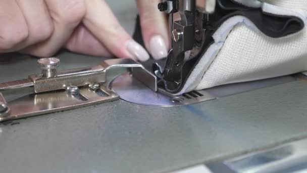 Needle of the sewing machine quickly moves up and down. process of sewing leather goods. Tailor sews black leather in sewing workshop. needle of the sewing machine in motion, close-up. — Stock Video