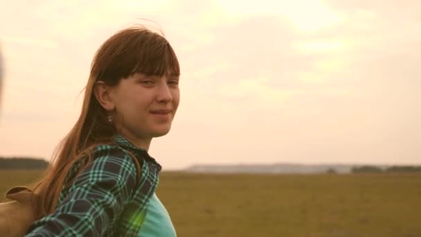 Ein junges Paar, das Händchen hält, ist unterwegs. kommen nach mir. Arbeit in einem Team von Touristen. Verliebte Hände sind bei Sonnenuntergang unterwegs. glückliche Frau mit Rucksack hält Mann an der Hand und führt ihn. — Stockvideo