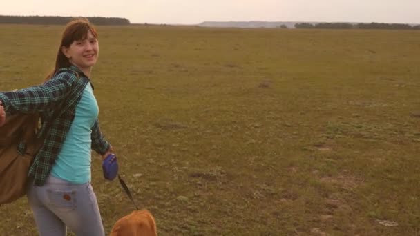 Pareja joven tomados de la mano están viajando. ven a por mí. trabajar en un equipo de turistas. las manos enamoradas viajan al atardecer. mujer feliz con mochila sostiene al hombre de la mano y lo lleva . — Vídeos de Stock