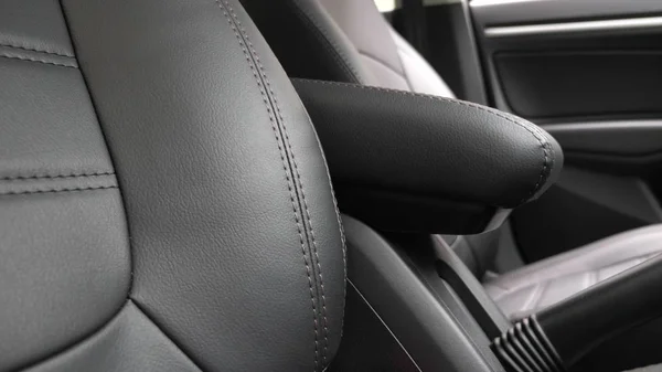 Piękne skórzane wnętrze samochodu. przednie siedzenia z imitacji skóry w samochodzie. luksusowe skórzane fotele w samochodzie. Czarne skórzane Pokrowce na siedzenia w samochodzie. — Zdjęcie stockowe