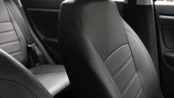 Πολυτελή δερμάτινα καθίσματα στο αυτοκίνητο. Μαύρο δερμάτινο κάθισμα καλύπτει στο αυτοκίνητο. όμορφο δερμάτινο αυτοκίνητο εσωτερικό σχεδιασμό. κομψά δερμάτινα καθίσματα στο αυτοκίνητο. — Φωτογραφία Αρχείου
