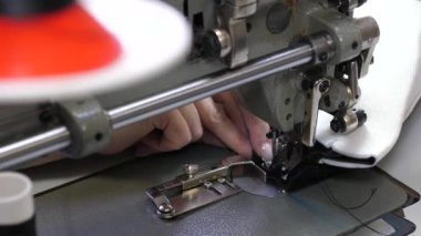 dikiş makinesinin iğne hızlı bir şekilde yukarı ve aşağı hareket eder. deri eşya dikiş süreci. Terzi dikiş atölyesinde siyah deri diker. hareket dikiş makinesinin iğne, yakın çekim.