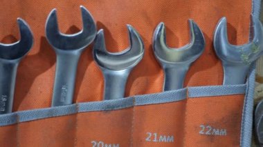 Araba mekanik onarım araba unscrews ve somun anahtarı ile sıkılaştırır