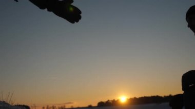 gezgin ortak bir el verir. Erkekler el ele tutuşarak ve gün batımında üst birbirlerini gererek yüksek karlı dağın zirvesifethetmek için birbirlerine yardımcı olur. Seyahat ederken soğuk doğal koşullar.