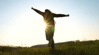 Erkekler uçmanın hayalini kurarlar. neşeli gezginler güneşe tek er teker koşarlar. Yavaş çekim. Sırt çantaları ile mutlu turistler koşmak ve ellerini sallamak. iş adamlarının takım çalışması.