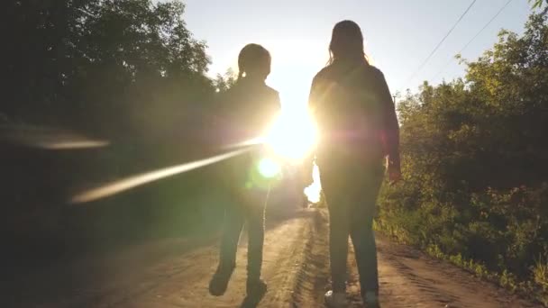 Niños viajeros. adolescentes viajan y se toman de la mano. Hiker Girl. chicas con mochilas están en el camino del campo en el sol. concepto de turismo deportivo y viajes . — Vídeos de Stock