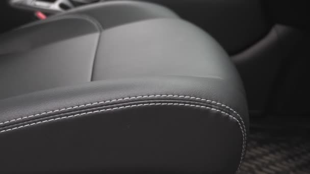 Asientos de cuero negro con estilo en el coche. hermoso diseño interior del coche de cuero. asientos de cuero de lujo en el coche . — Vídeo de stock