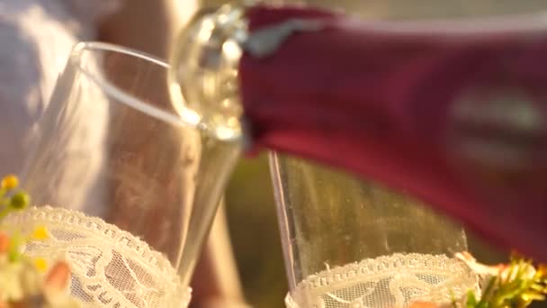 Champanhe com bolhas derramadas em um copo. Vinho espumante, branco. Bebida de celebração com graus. Close-up . — Vídeo de Stock