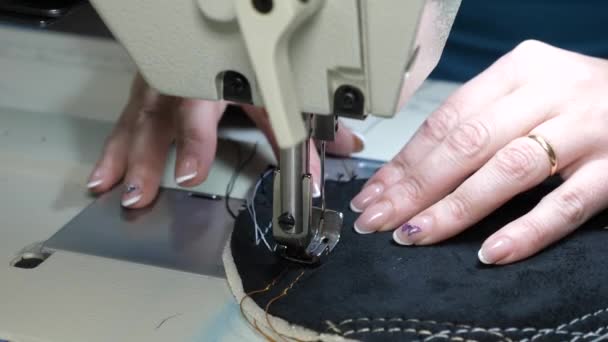 Costureira costura na oficina de costura. O processo de costura de artigos de couro. máquina de costura agulha em movimento. as agulhas da máquina de costura movem-se rapidamente para cima e para baixo perto . — Vídeo de Stock