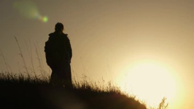 Hiker Girl Up Elini Yükselterek, Zafer Kutluyor ve Sahne Zevk. anne ve kızı tatilde seyahat ve dağda dans. Gün batımına bakan bir dağın tepesinde elleri havada olan kadın