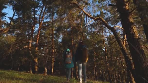 Meninas itinerantes gratuitas com mochilas vão na estrada apreciando a natureza. Relacionamento de filhos e pais. Relaxamento mães e filhas. Trabalho de equipa. Fim de semana com os pais. Aventura . — Vídeo de Stock