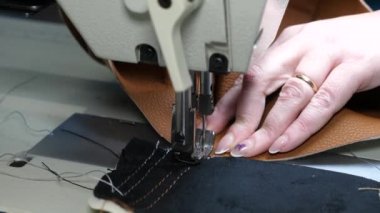 terzi dikiş atölyesinde diker. Deri eşya dikiş süreci. hareket makine iğne dikiş. dikiş makinesi iğneleri hızlı bir şekilde yukarı ve aşağı yakın hareket.