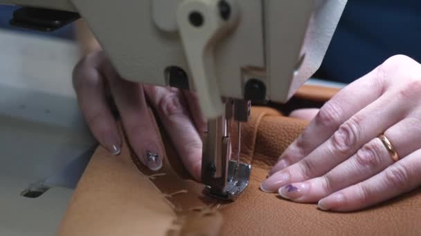 Aguja de máquina de coser en movimiento. una costurera cose cuero negro en un taller de costura. agujas de la máquina de coser se mueve rápidamente hacia arriba y hacia abajo, primer plano. roceso de costura de cuero artificial . — Vídeos de Stock