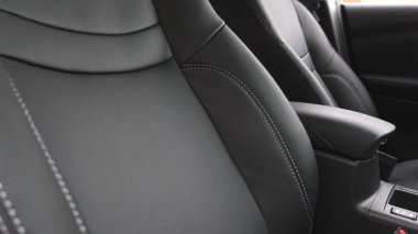 siyah deri koltuklar ile lüks araba iç. Arabada siyah deri koltuk kılıfları.