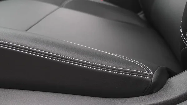 Stylowe czarne skórzane fotele w samochodzie. piękne skórzane wnętrze samochodu. luksusowe skórzane fotele w samochodzie. — Zdjęcie stockowe
