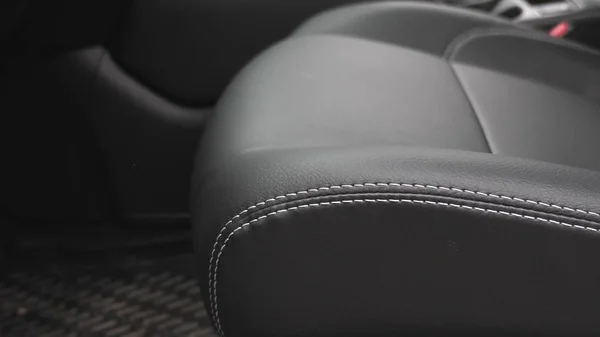 車の中でスタイリッシュな黒い革の座席。美しい革車のインテリアデザイン。車の中で豪華な革の座席. — ストック写真