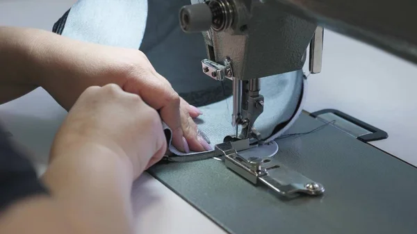 Aiguille de la machine à coudre en mouvement, gros plan. aiguille de la machine à coudre se déplace rapidement de haut en bas. processus de couture des articles en cuir. Couture sur mesure cuir noir dans l'atelier de couture . — Photo