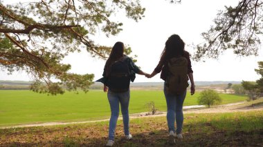 takım çalışması Hiker kız ellerini yükseltmek, zafer kutluyor ve sahne zevk. bir sırt çantası ile orman üzerinden tatil seyahat kadınlar, üst ellerini yükseltmek.