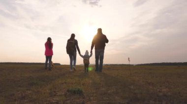 aile, köpekle birlikte ovaları ve dağları dolaşır. Baba, anne, kızları ve evcil hayvanları, turistler. birbirine sıkı sıkıya bağlı bir ailenin takım çalışması. Doğada bir spor aile tatili kavramı.