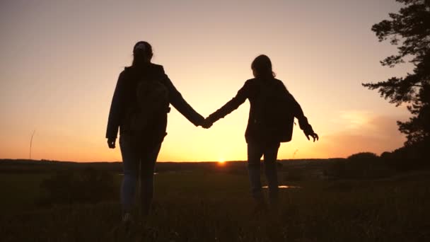 Lavoro di squadra madre e figlia in vacanza viaggiano con uno zaino, alzano le mani. ammirare il paesaggio dalla cima della collina, montagne. lavoro di squadra escursionista ragazze alzando le mani, celebrando la vittoria — Video Stock