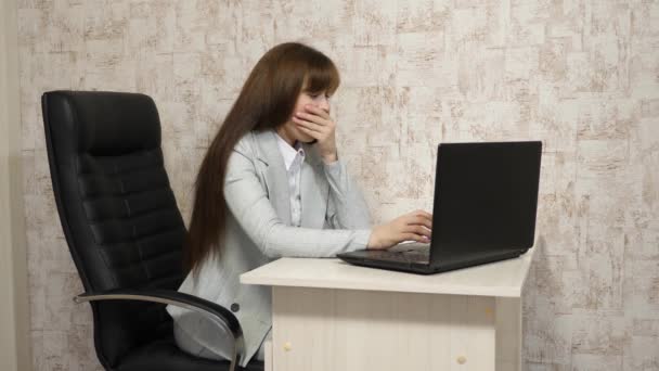 Joven mujer de negocios en su lugar de trabajo. hermosa mujer de negocios en correspondencia de negocios en un ordenador portátil. muchacha joven que trabaja en la oficina en el ordenador . — Vídeos de Stock