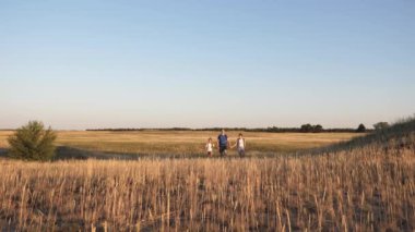 Babam ve iki kızı var. Turist ailesi yolculukta. sırt çantaları ile çocuklar ve baba alanında yürüyor. turistlerin takım çalışması. amaçlanan amaç ve zafere doğru hareket.